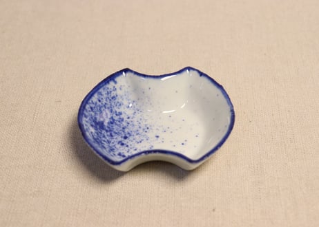 大正~昭和戦前吹き墨分銅型小皿①　濃いめ