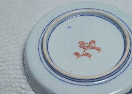 明治前期色絵牡丹と青玉に青海波図縁立小皿②　縁浅め