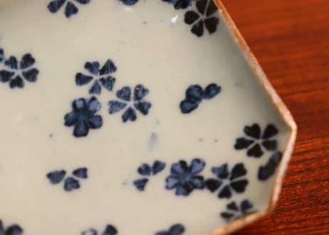 江戸中期紙刷古印判桜散らし図角豆皿②　小ホツ
