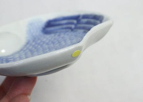 明治前期陽刻染付福良雀型小皿➁　ノミホツ
