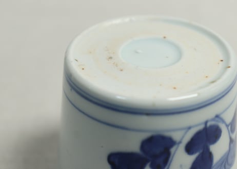 江戸後期染付菊と蝶図猪口②菊二輪