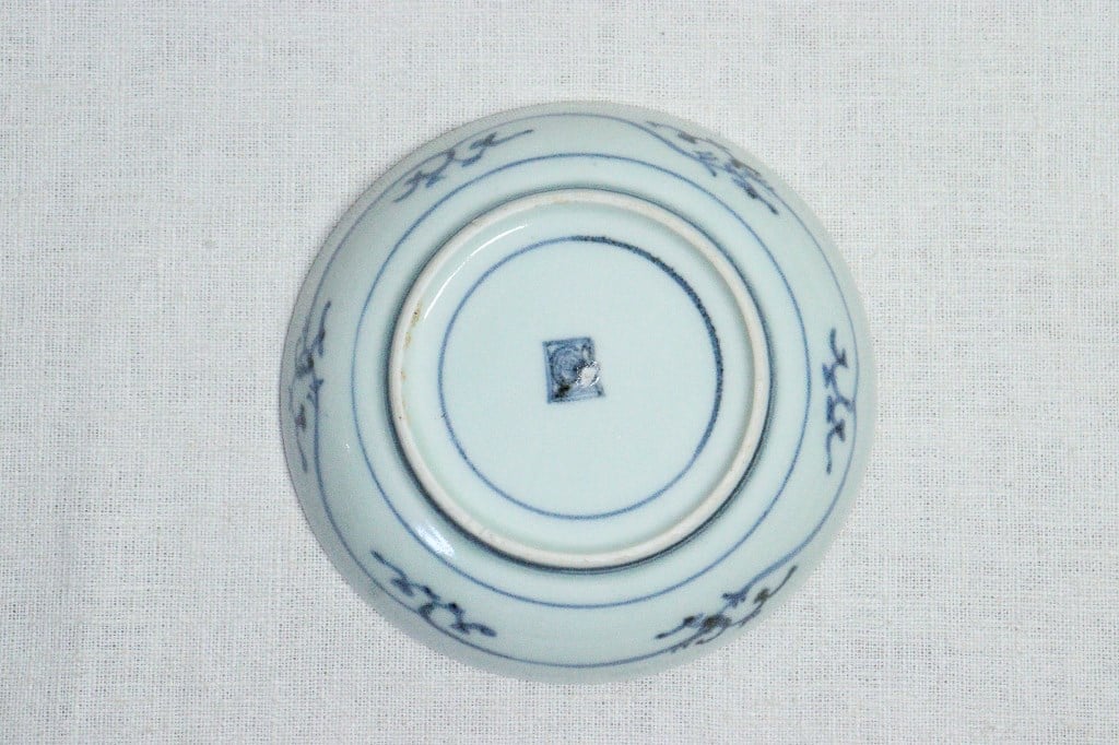 ◆染付菊形輪花皿7枚 花文 小皿中皿 旧家蔵出し品 美品 江戸幕末期〜明治初期◆ 江戸中期染付花唐草図7寸皿① 窯傷 | 吉祥寺PukuPuku