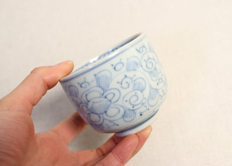 明治前期染付牡丹と唐草図ころ茶碗　ムシクイ