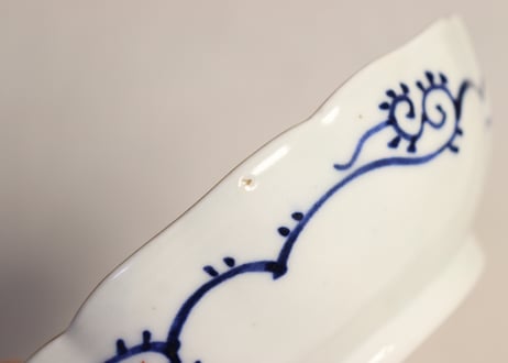 明治前期色絵葵と蝶図なます皿② 窯傷