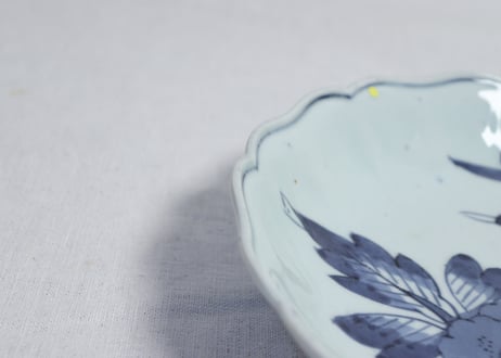 江戸中期染付牡丹図9.5寸皿  小ホツ