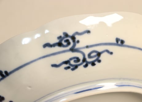 明治前期赤絵金彩柘榴と菖蒲図8寸皿