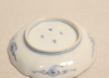 明治前期色絵法螺貝と花図小皿