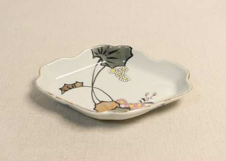 明治後期~大正色絵つわぶき図菱型皿①