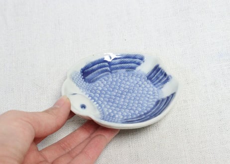 明治前期陽刻染付福良雀型小皿➁　ノミホツ