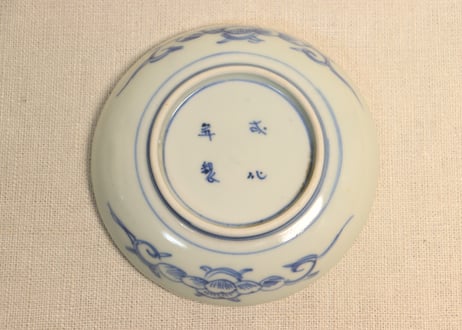 江戸幕末線描き牡丹と唐草図小皿①