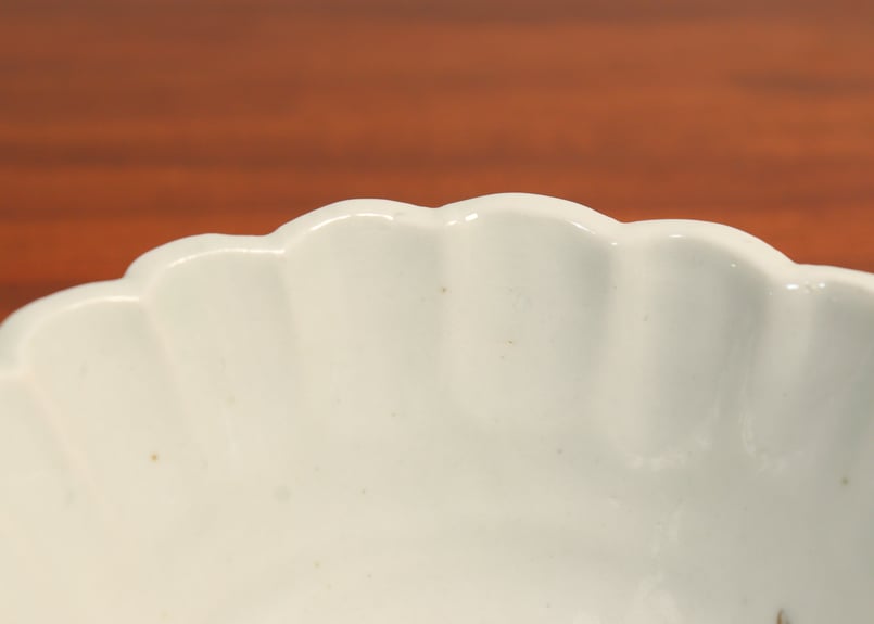 江戸中期白磁陽刻雲龍図向付②黒点 | 吉祥寺PukuPuku