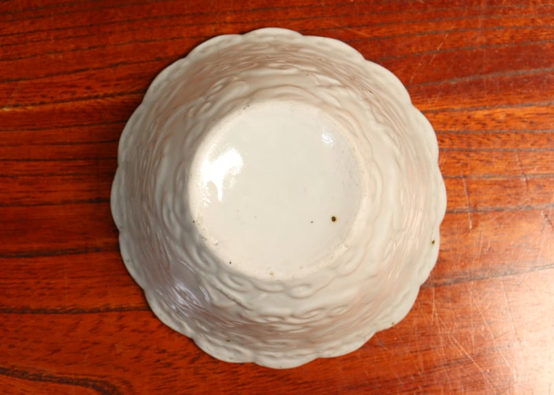 江戸中期 古伊万里 白磁陽刻雲龍文図輪花形向付 時代物 伝世品焼物WWTT312 江戸中期白磁陽刻雲龍図向付①5客組 | 吉祥寺PukuPuku