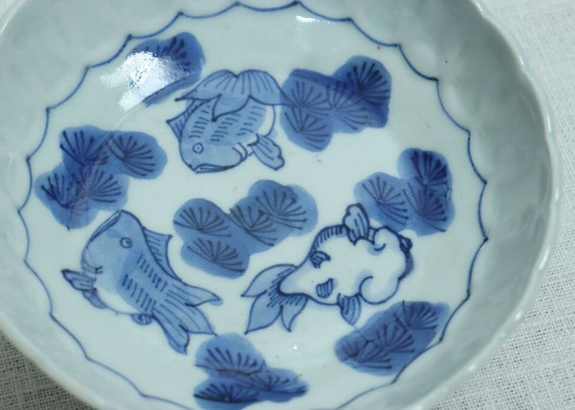 江戸幕末染付金魚と陽刻輪繋ぎ文なます皿 がたつき | 吉祥寺PukuPuku