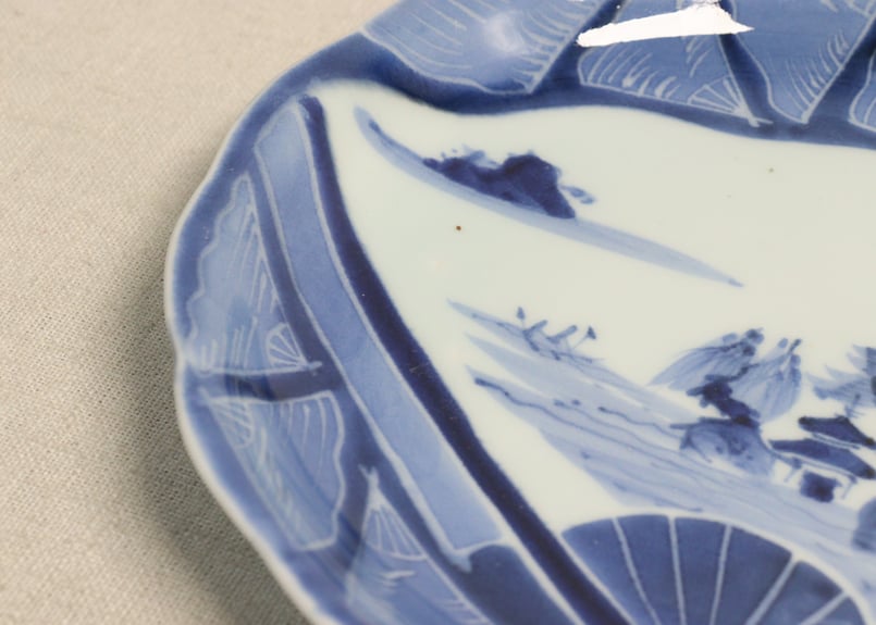 扇型皿 青磁に染付 山水図 幕末骨董 旧家蔵出し コレクター放出美品 古美術品 扇型皿 青磁に染付 山水図 幕末骨董 旧家蔵出し コレクター放出美