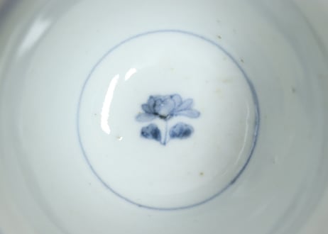 江戸後期染付波に菊図広東型猪口