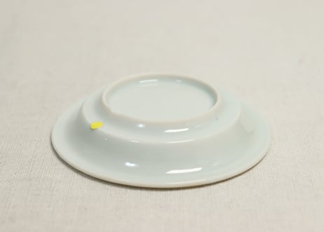 明治前期陰刻染付洋装人物図小皿②　高台ホツ