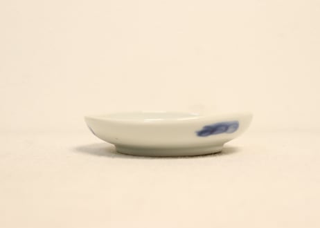 明治前期染付陰刻洋装人物図小皿②　薄め,歪み,かたつき
