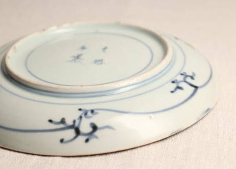 江戸中期染付墨弾き波と菊図６寸皿