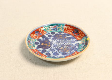 明治前期色絵陰刻麻の葉と桜図小皿②　窯傷