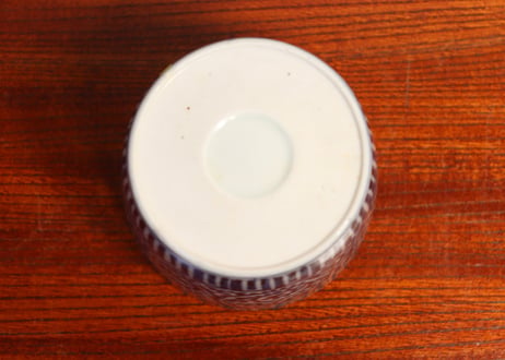 江戸後期染付蛸唐草文猪口③　直し,ややかたつき