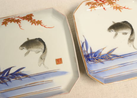 明治前期色絵鯉図角皿①釉切れ有