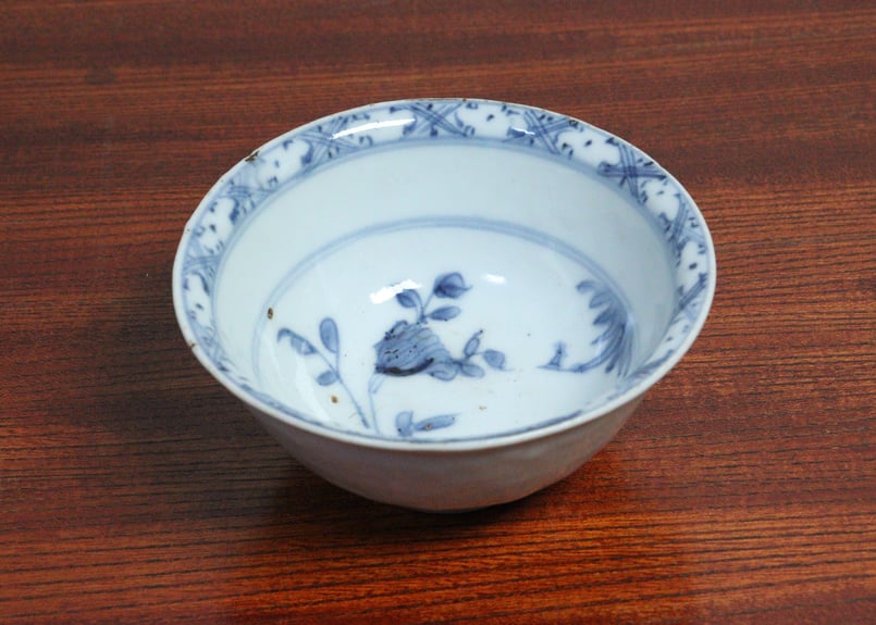 古染付 蓮子文 五寸 青花深皿(明末清初) – 逢季荘