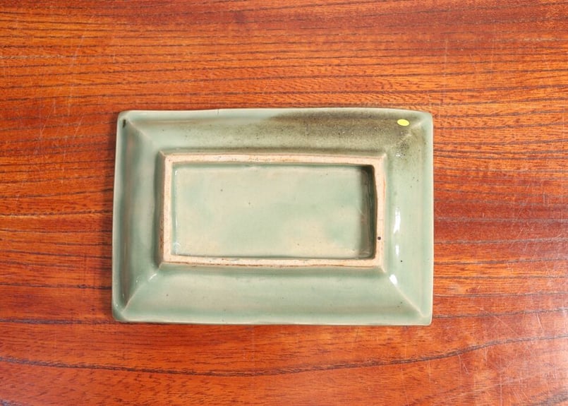 古九谷青磁陽刻牡丹雷紋角皿