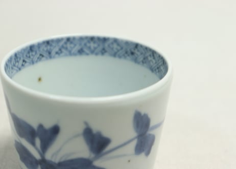 江戸後期染付草花と蝶図猪口②少かたつき,黒点