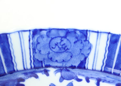 明治前期東北の焼染付獅子牡丹図扇面型皿③ノミホツ,少甘手,少かたつき