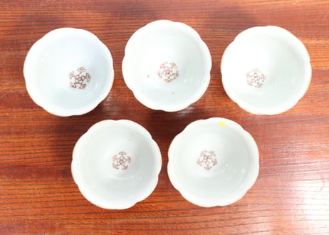 江戸中期色絵芝垣に梅と鶯図輪花向付 五客組 1ヶノミホツ