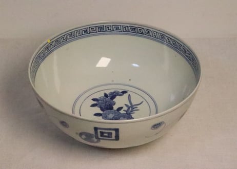 江戸幕末染付牡丹に葵と巴、角文散らし図8寸鉢 ムシクイ,高台ホツ