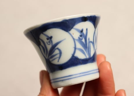 江戸後期染付丸窓に草花図広東型小猪口 高台ホツ