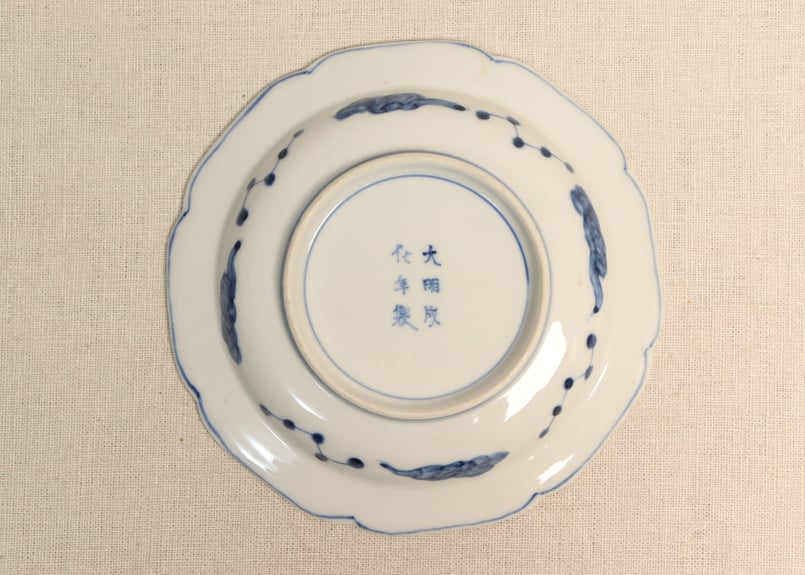 火入■染付六角火入れ 鷹 山水鳥紋 松 幾何学模様（江戸期）木彫り蓋付き 時代物 明治前期染付三方に山水窓絵と萩唐草図イゲ縁通り物なます皿