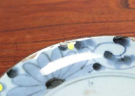 江戸中期染付菊に唐草とコンニャク五弁花図6寸皿② ホツ