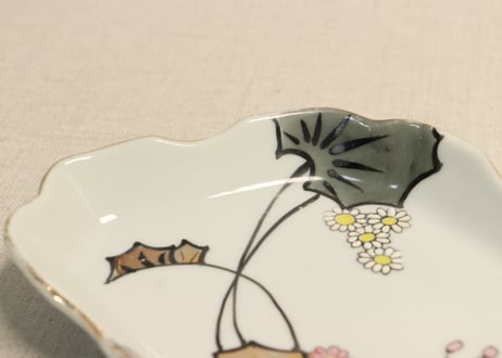 明治後期~大正色絵つわぶき図菱型皿①