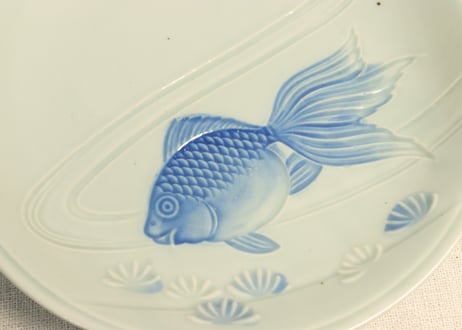 昭和戦前青磁陽刻金魚図6寸皿