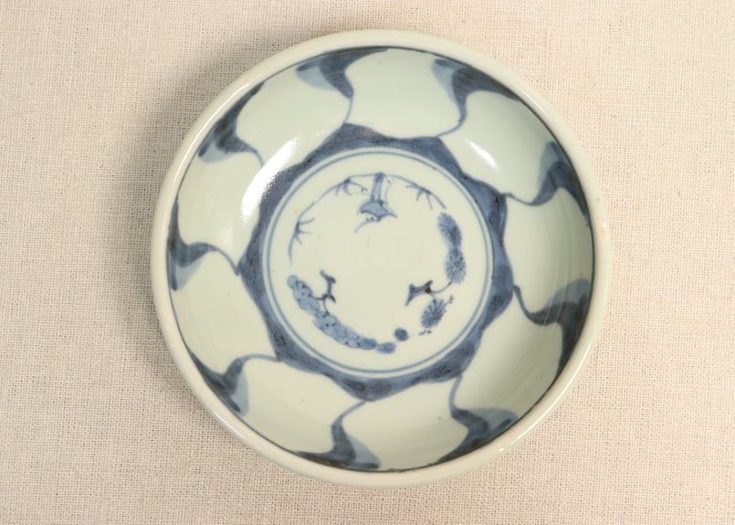 染付皿 4枚 扇子 小皿 江戸後期 訳アリ 窯傷 歪み 欠け 染付皿 4枚 扇子 小皿 江戸後期 訳アリ 窯傷 歪み 欠け