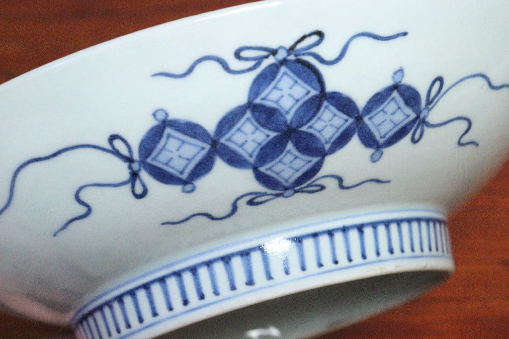 鍋島 - 江戸時代後期　後期藍鍋島　草花図　裏面　七宝繋ぎ文様　約15.5cm　櫛高台皿 江戸時代後期後期藍鍋島草花図裏面七宝繋ぎ文様約15.5cm櫛高台皿