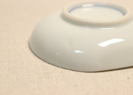 大正～昭和戦前染付花散らし図半月型小皿
