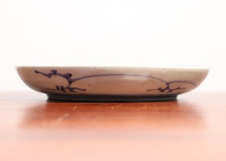 江戸中期染付三方に花と唐草図6寸皿 ノミホツ