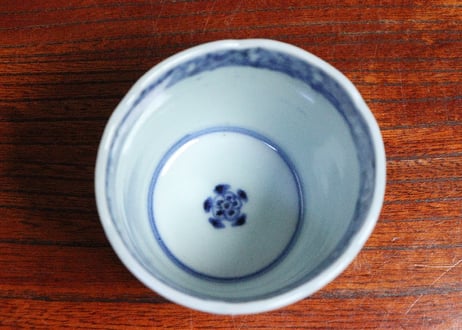 江戸中期染付花唐草文猪口　流れ,トリアシ