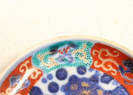 明治前期色絵陰刻麻の葉と桜図小皿②　窯傷