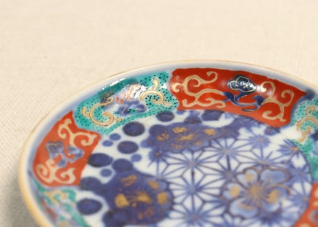 明治前期色絵陰刻麻の葉と桜図小皿②　窯傷