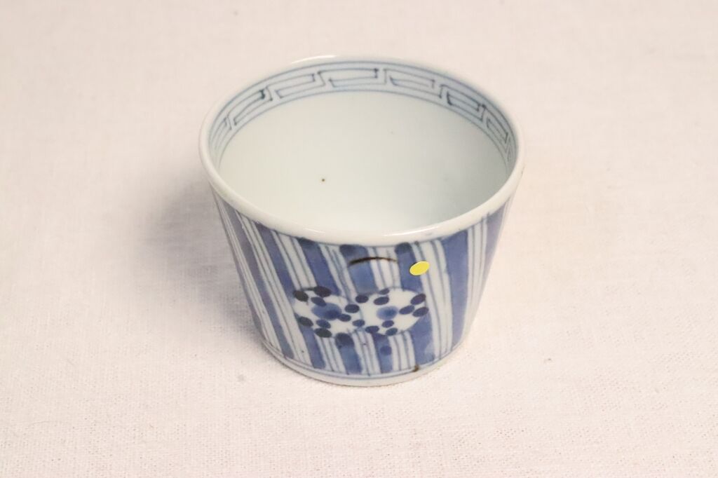 江戸幕末染付縦縞に鼓文猪口 側面窯傷 | 吉祥寺PukuPuku
