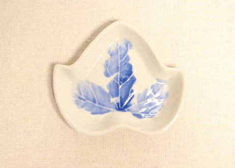 明治前期陽刻染付蔦型小皿