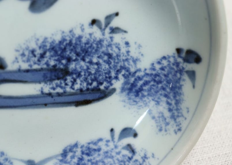 なます皿　染付　山水　家屋　山　松　帆立舟　貫入　江戸　もぐら鼻 江戸幕末染付山水図鍔縁なます皿① 釉切れ | 吉祥寺PukuPuku