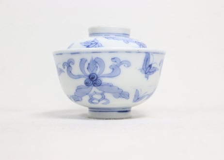 明治前期染付結び文に蝶図蓋茶碗