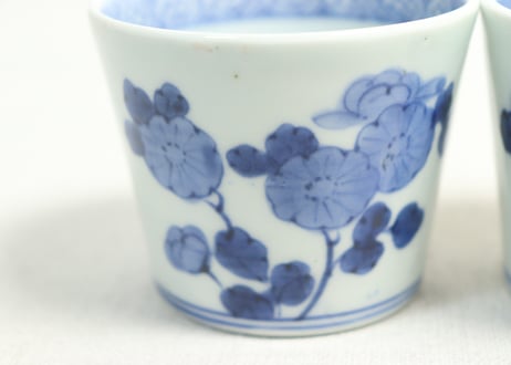 江戸後期染付菊と蝶図猪口①菊三輪