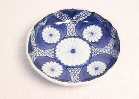 江戸後期陽刻染付菊花図なます皿①