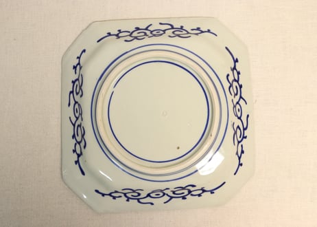 明治前期ベロ藍菊に蝶図角皿①